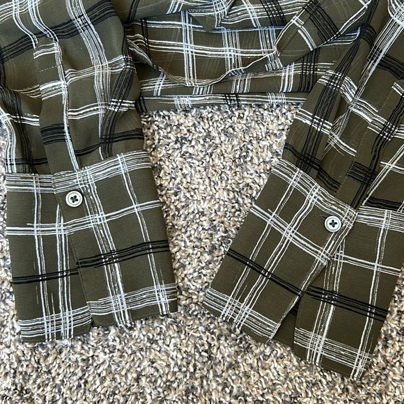 Banana Republic Olive green blouse with white and black stripes size small - Picture 9 of 9